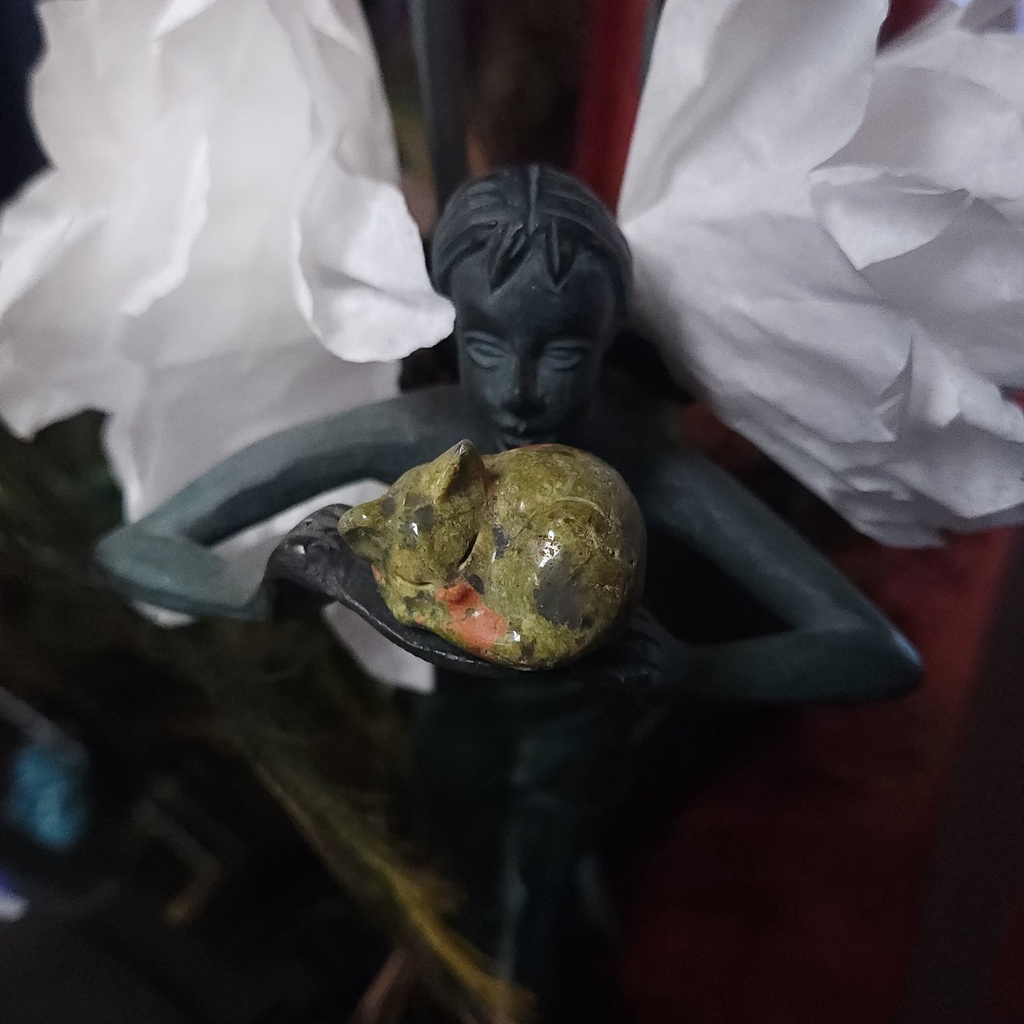 [30091555901] Sleeping Cat Crystal Carving (Tree Agate)