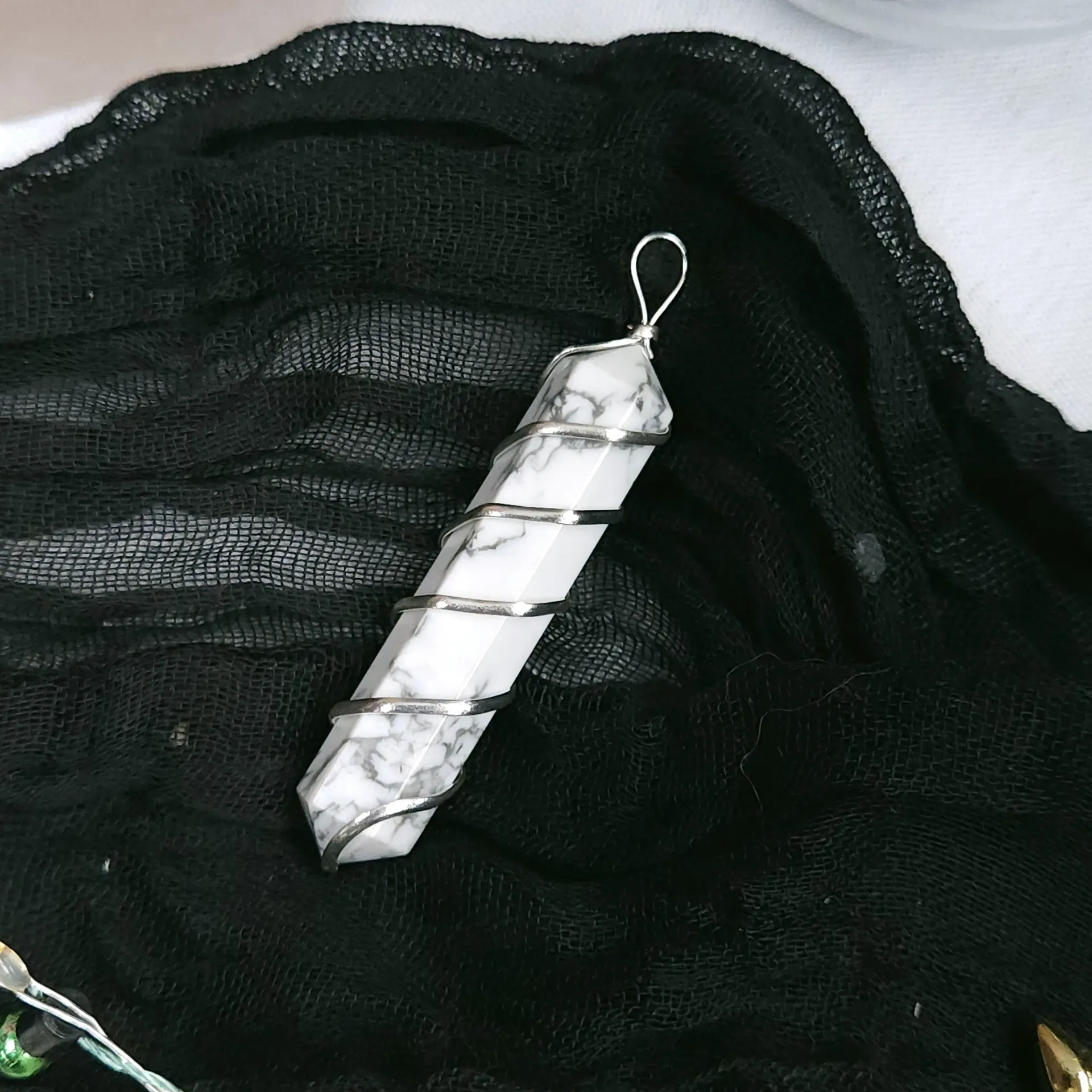 [15712] Wire Wrapped Howlite Pendant