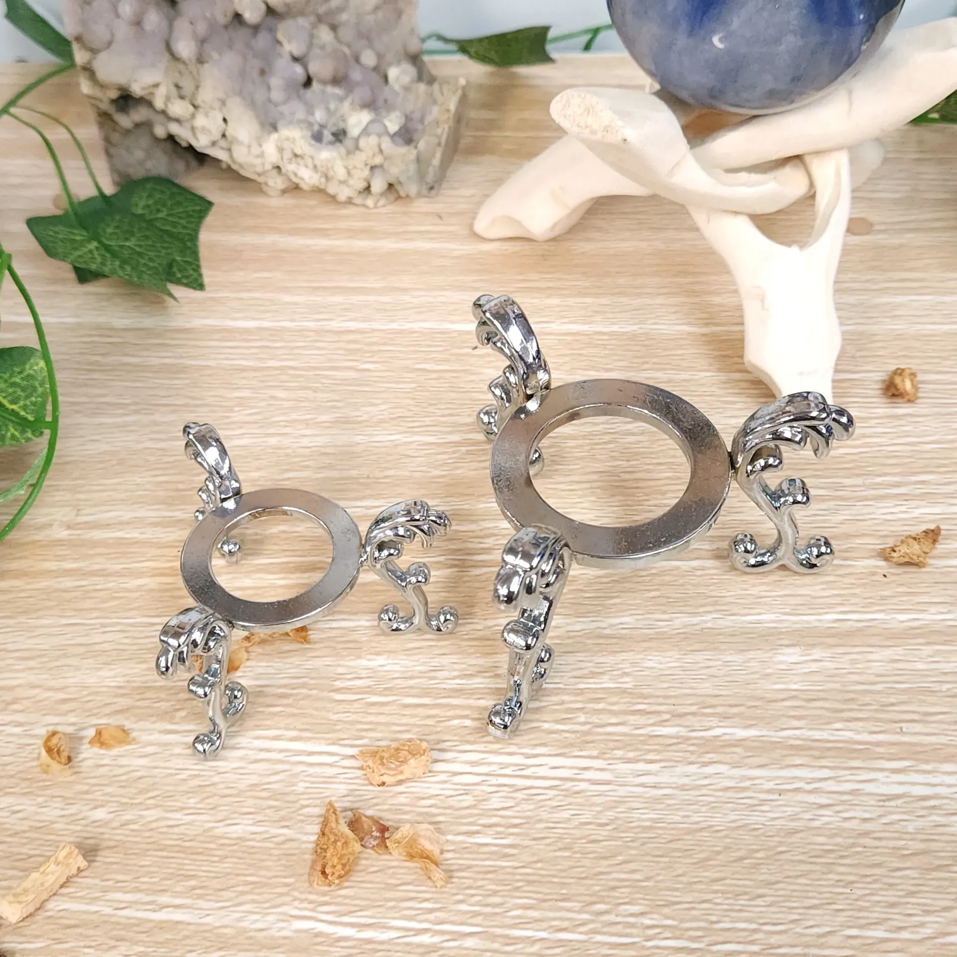 Silver Metal Ornate Sphere Stand 2 5/8"