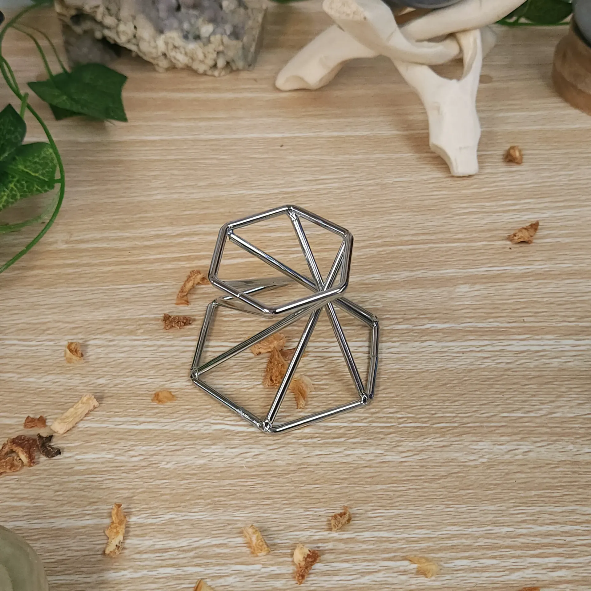 [15828] Geometric Twisted Metal Sphere Stand 2 1/4" (Gold)