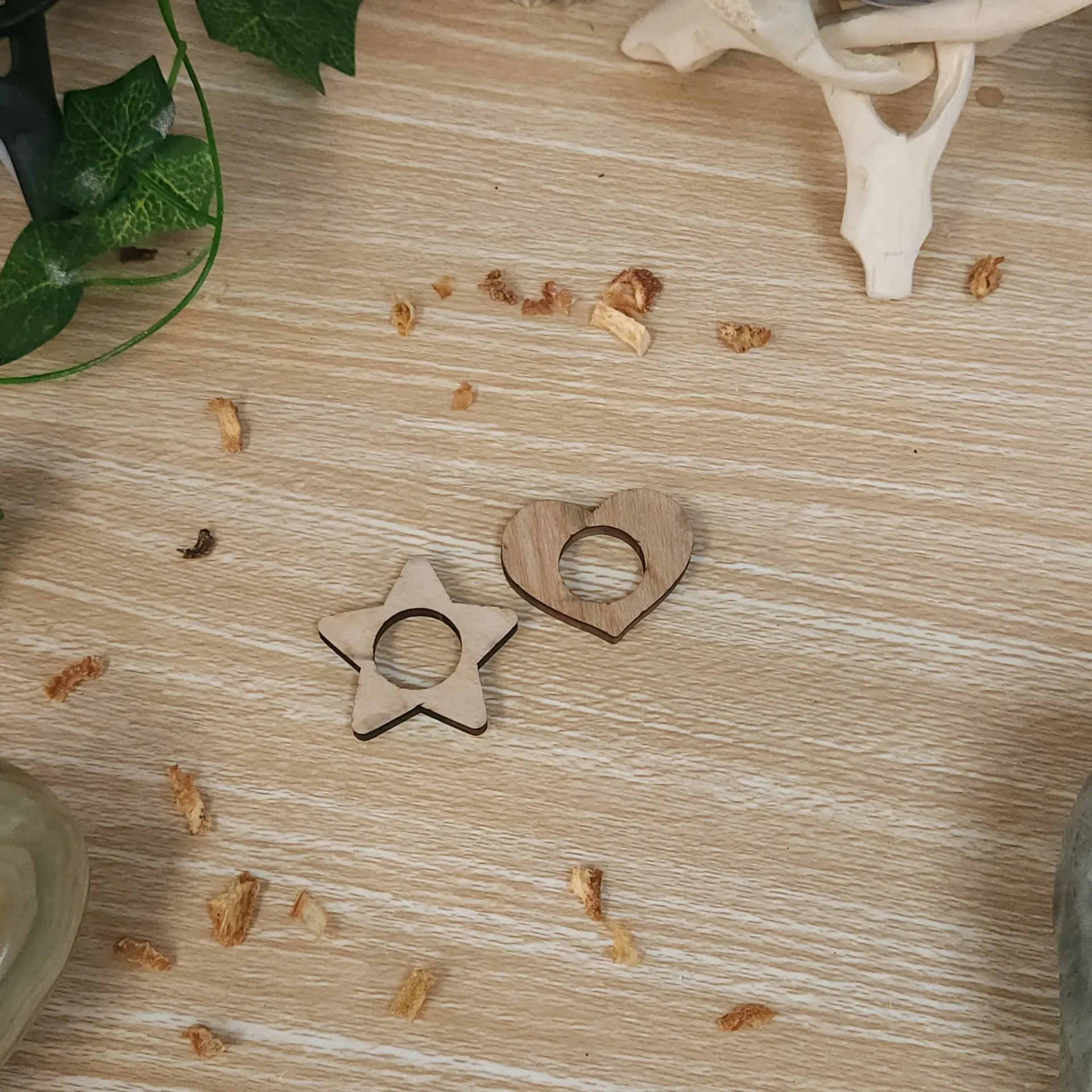 [15844] Wood Cutout Sphere Holder (Heart)