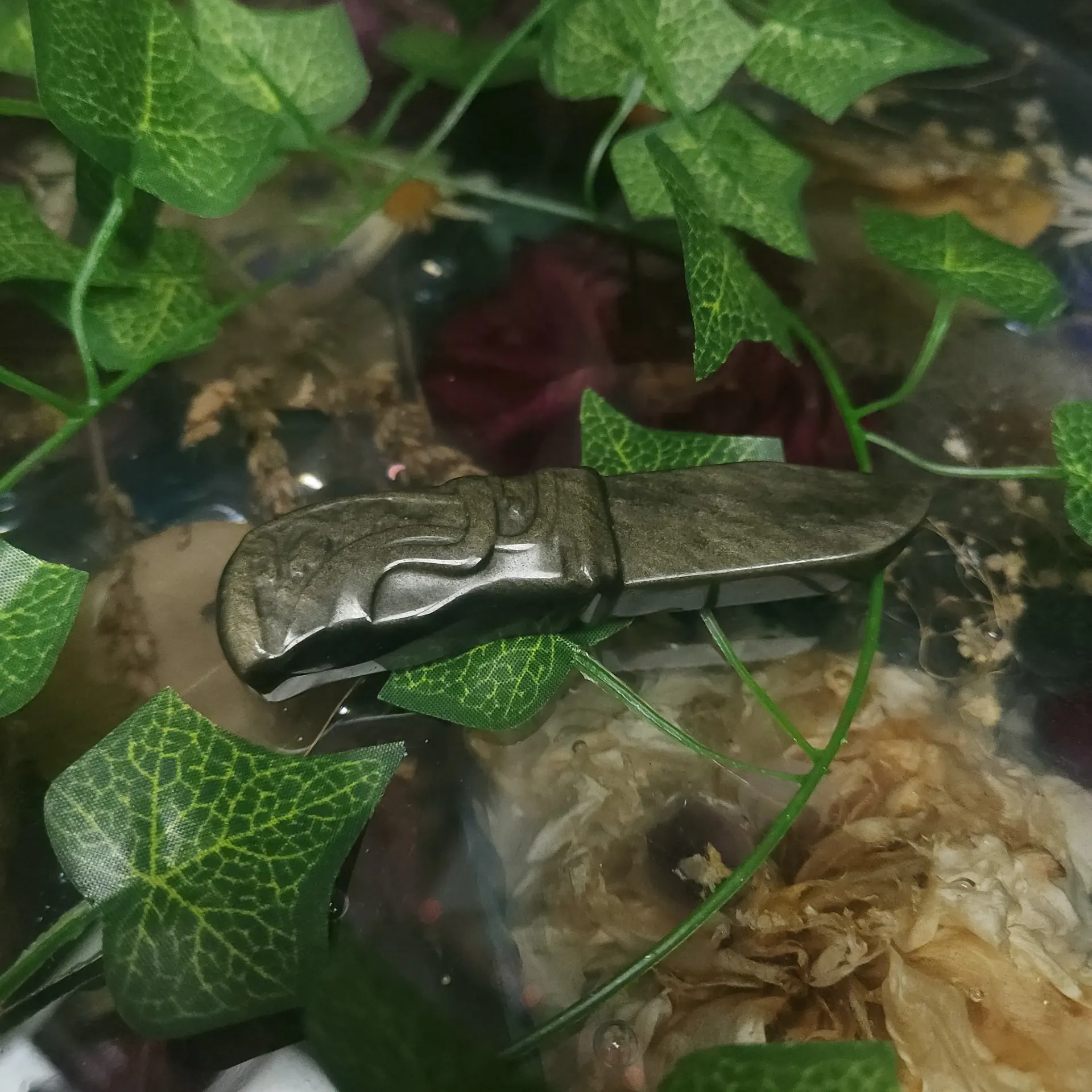 [15945] Gold Obsidian Knife