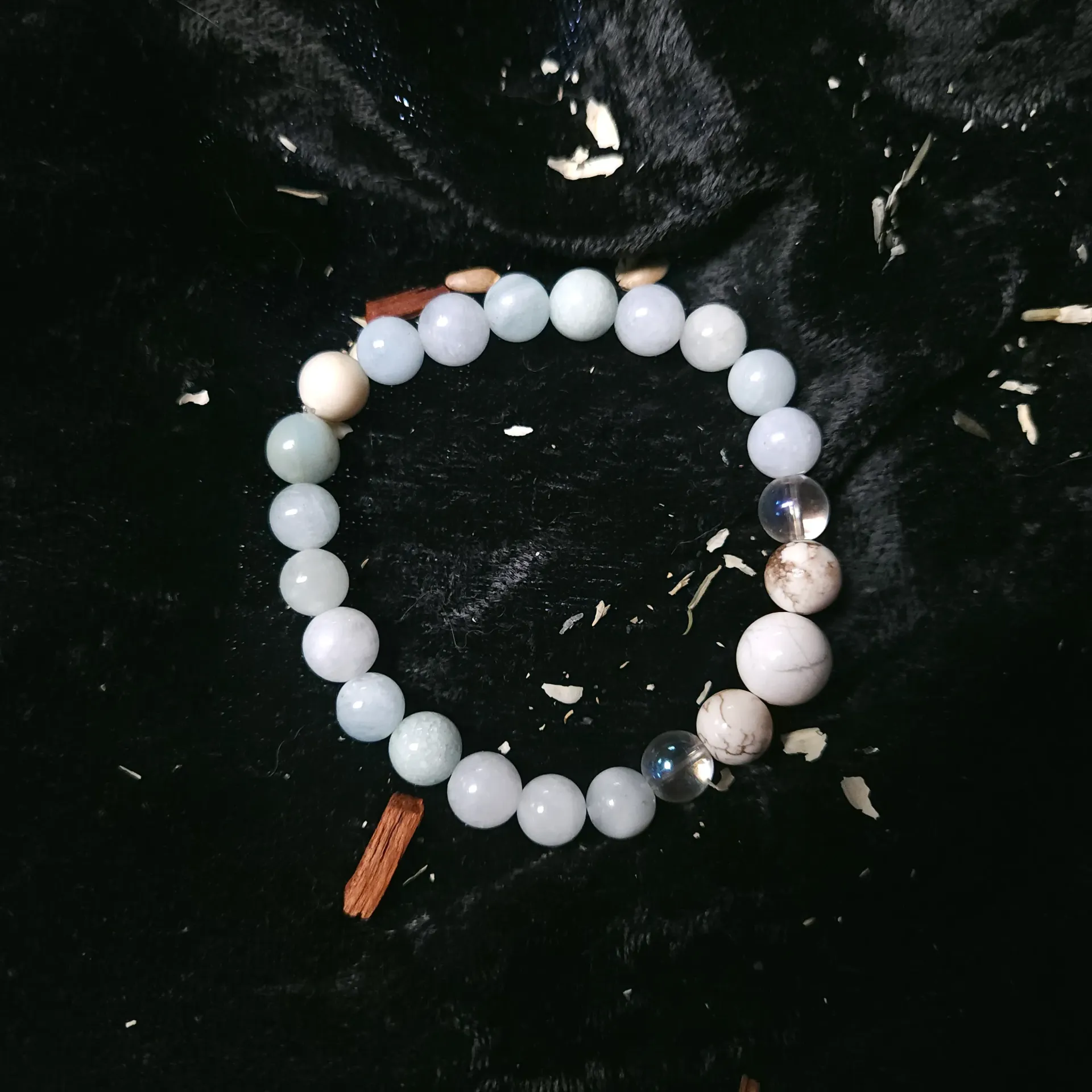 [15973] Aquamarine, Howlite & Hematite Bracelet