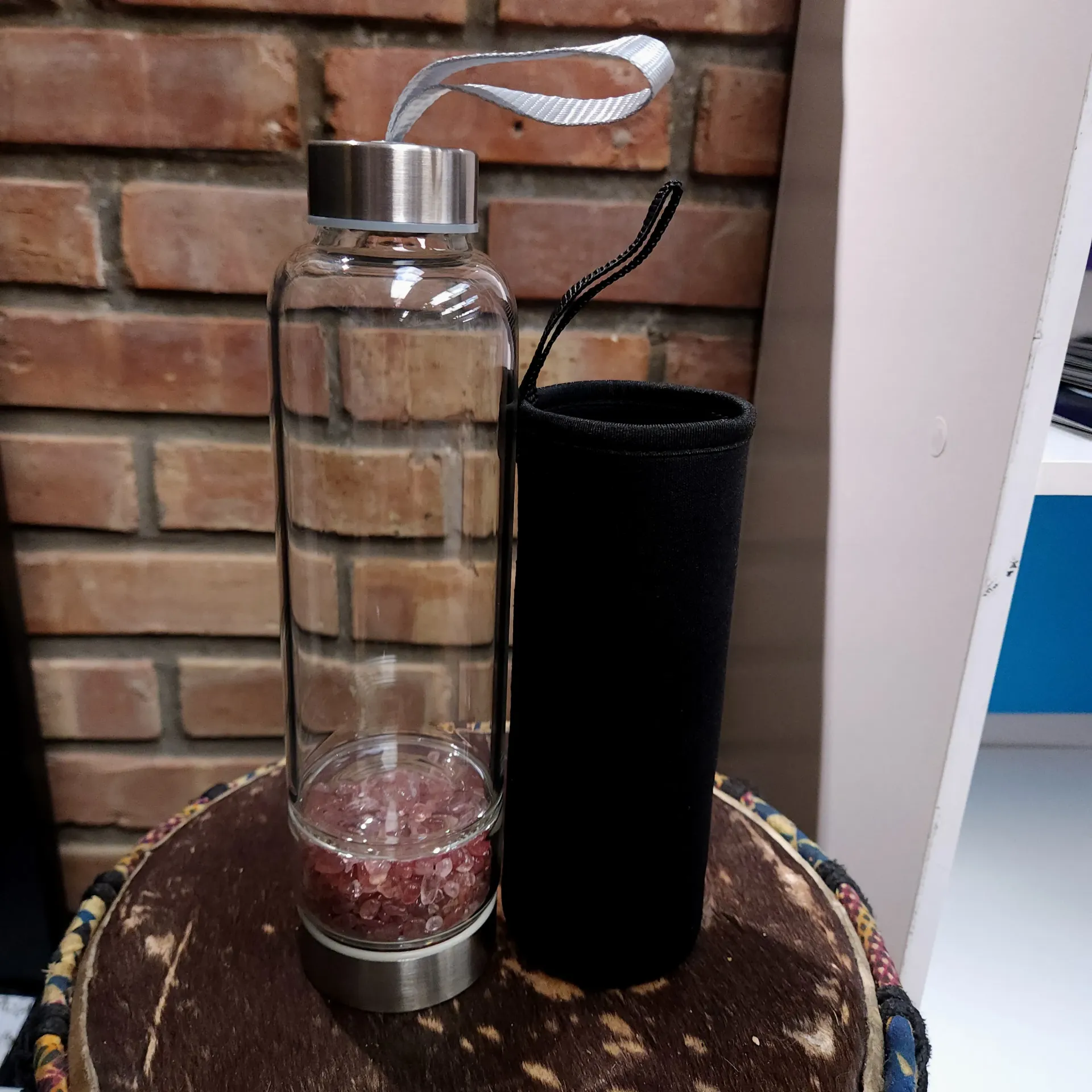 [10240] Strawberry Quartz Crystal Chip Water Bottle