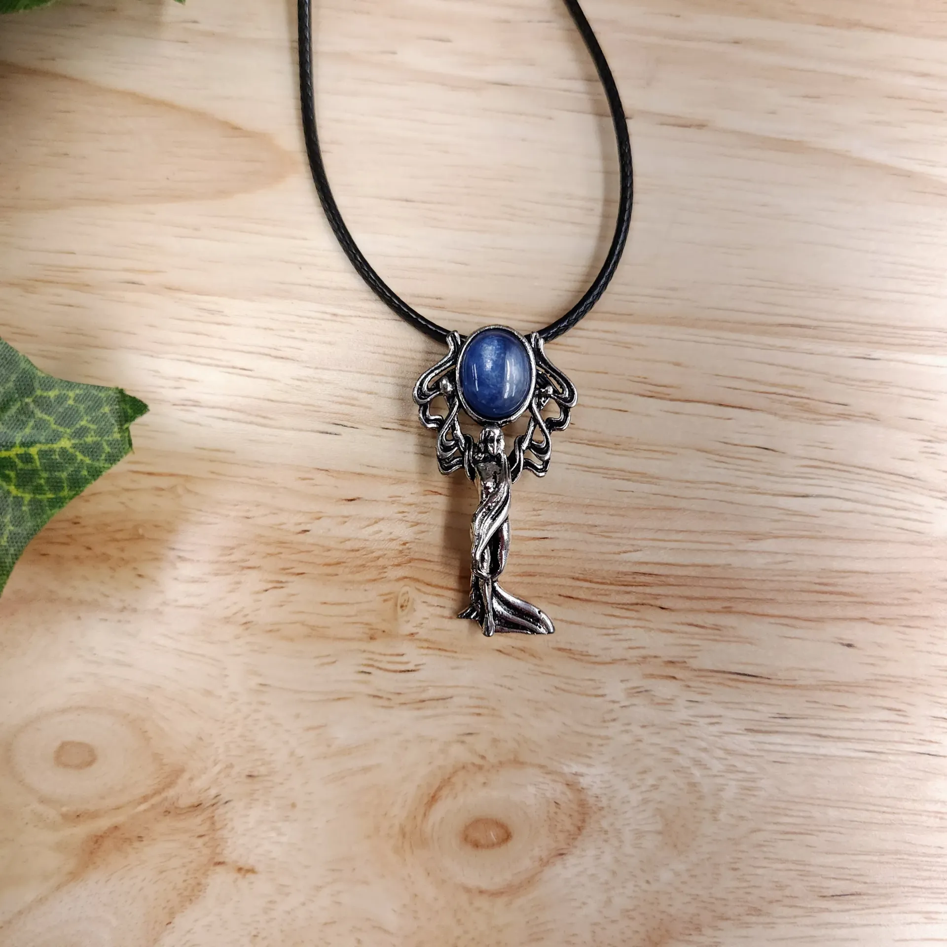 [16158] Goddess Pendant Necklace (Labradorite)