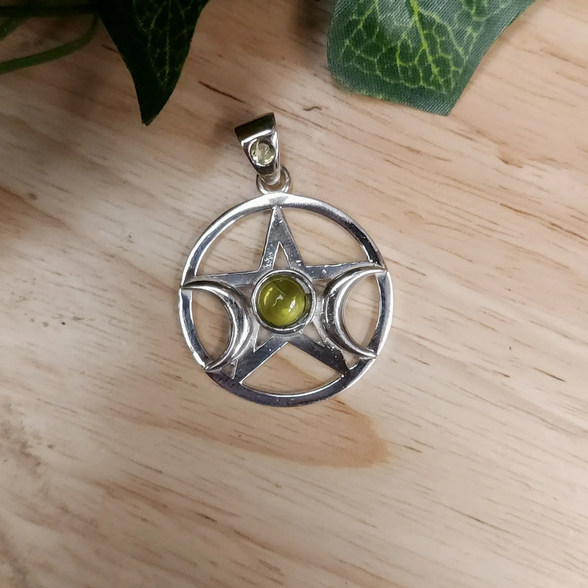 [10311] Triple Moon Pentacle w/ Peridot