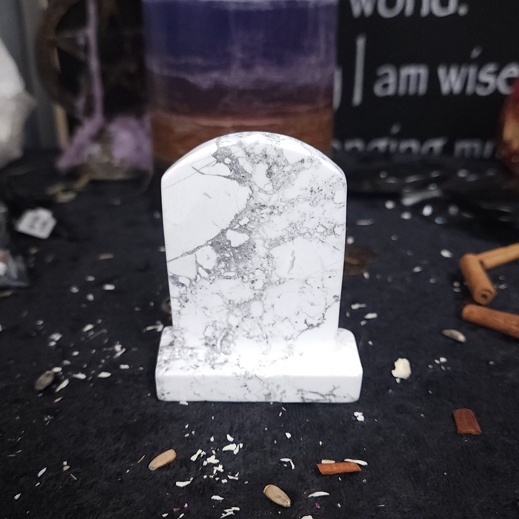 [12204] Howlite Headstone — 2.5" Tall (White Marble Veining)