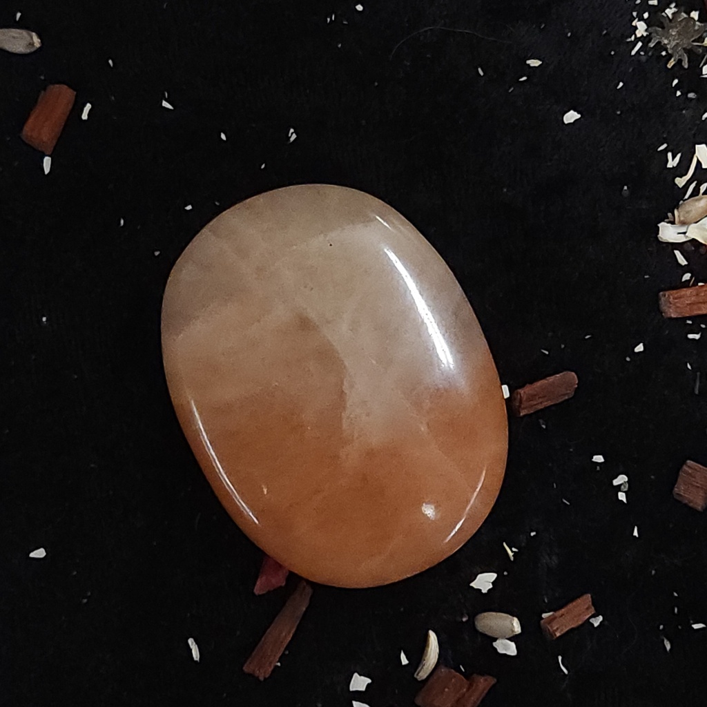 [12110] Peach Quartzite Palm Stone