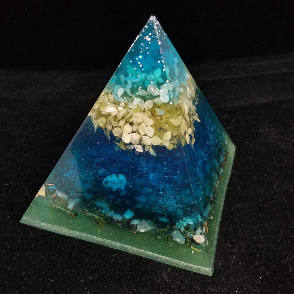 [5313244532] Blue Orgonite Pyramid