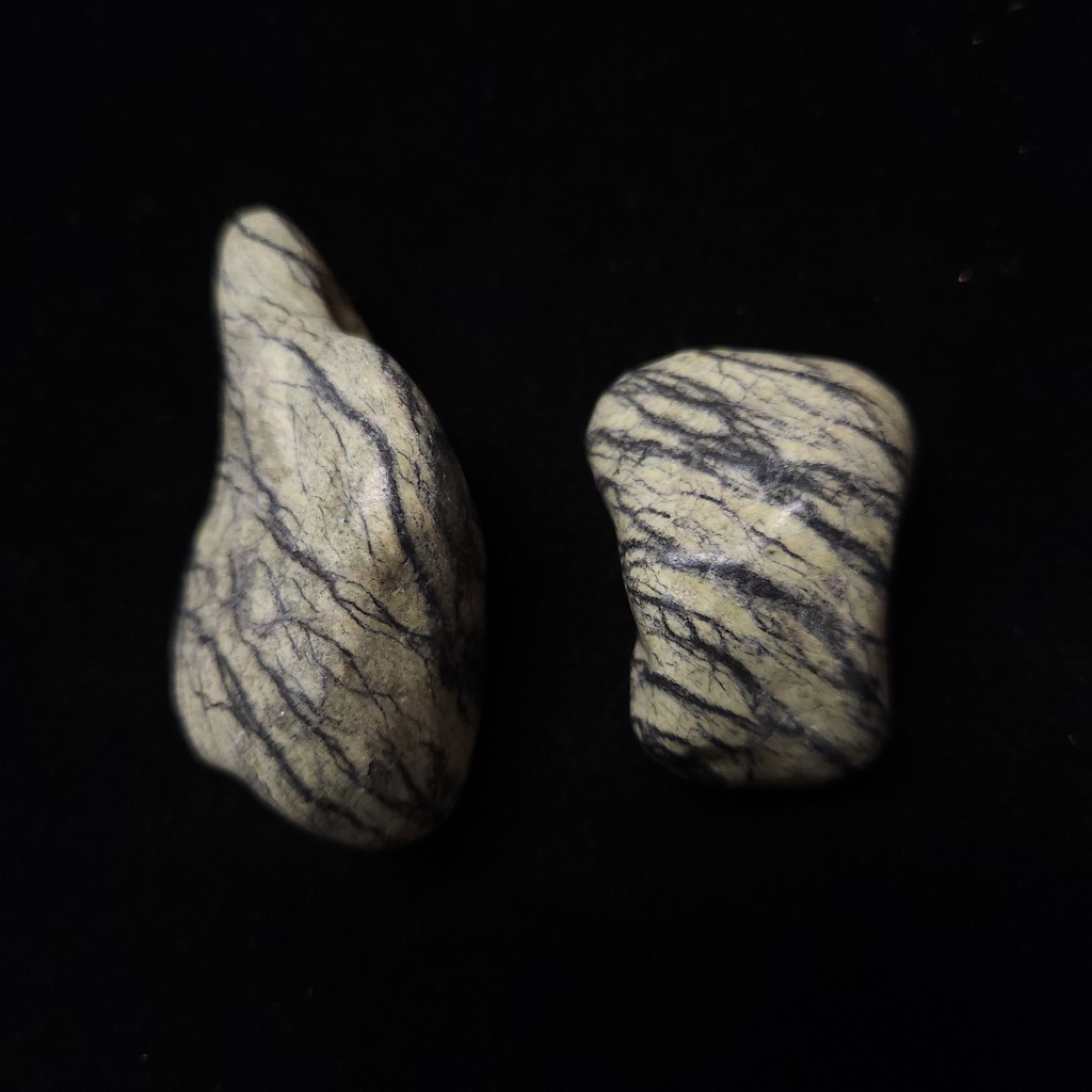 [10777] Serpentine Palm Stones