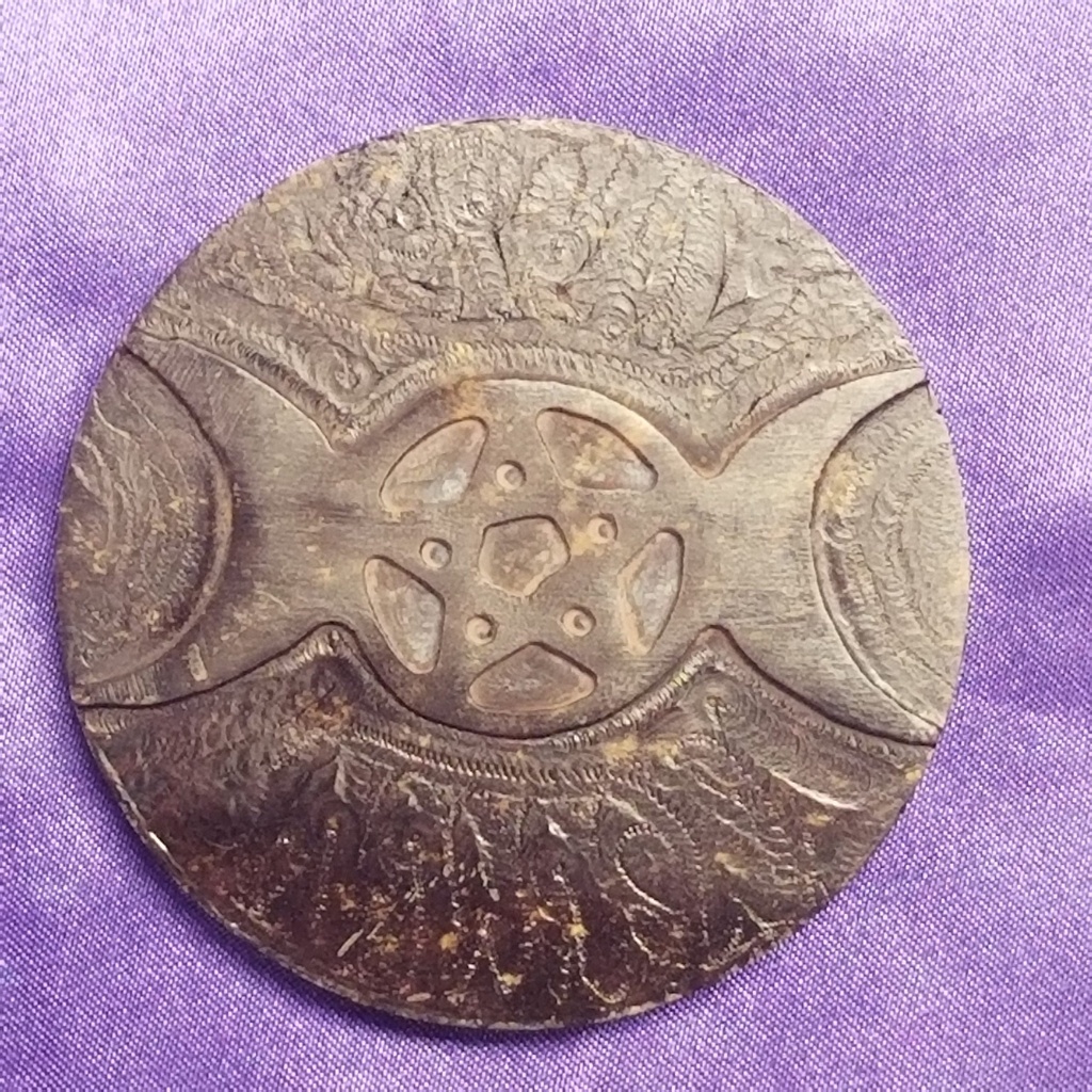 [1616010302] Triple Moon Soapstone Altar Tile