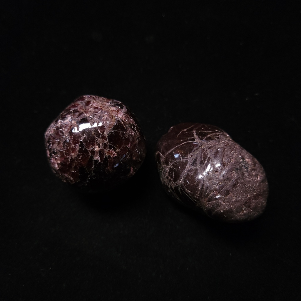 [10780] Garnet Palm Stones