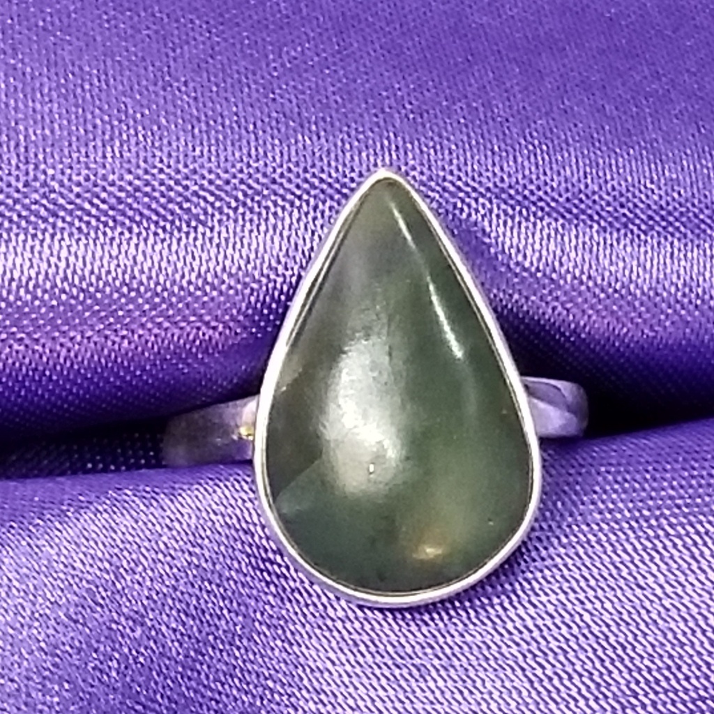 [32158229612] Pear-Shaped Nephrite Jade Ring