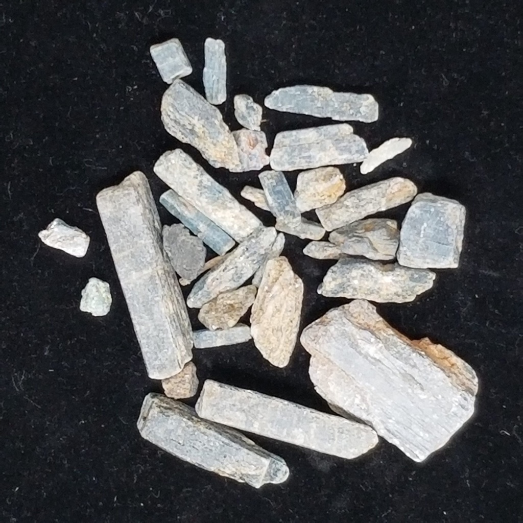 [32091110401] Black Kyanite