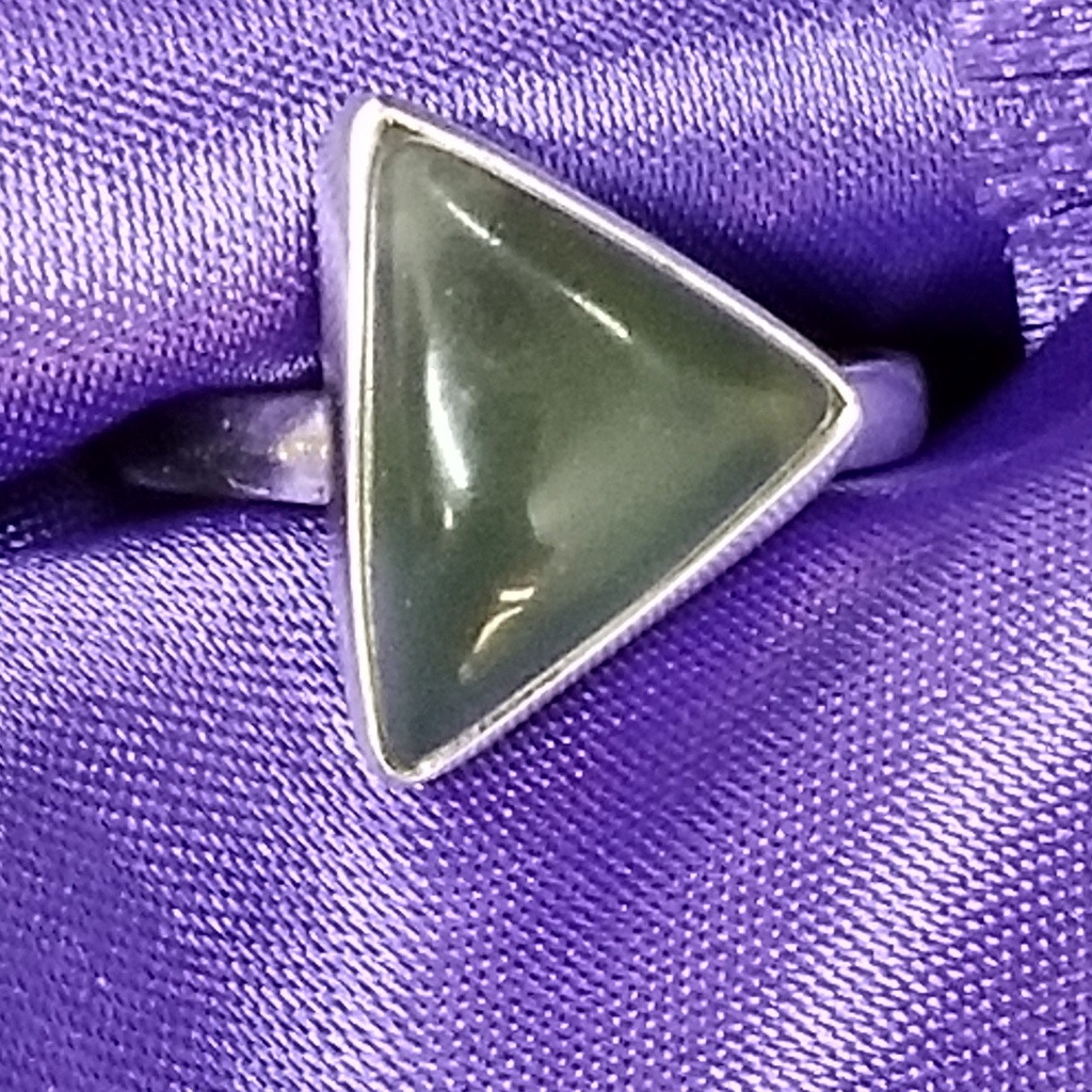 [32151029611] Triangle Nephrite Jade Ring