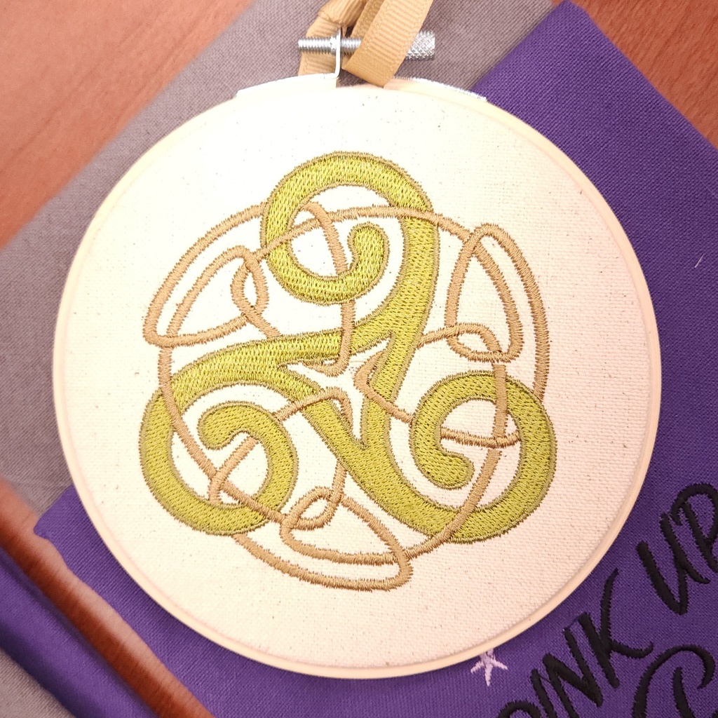 [9038] Triskele Embroidered Hanging